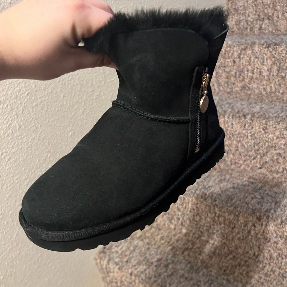 Short uggs w gold zipper